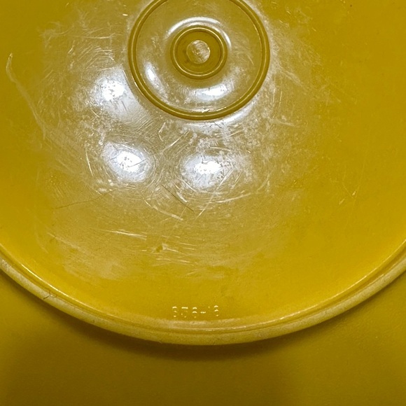 Vintage Tupperware Servalier Square Bowl w/ Lid 836-16 Yellow 8 Cup, 8" × 8" - Picture 8 of 9